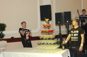 Пирамида шампанского — хорошее начало любого мероприятия_2